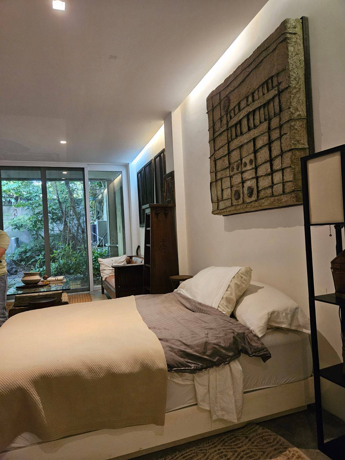 GUEST room.